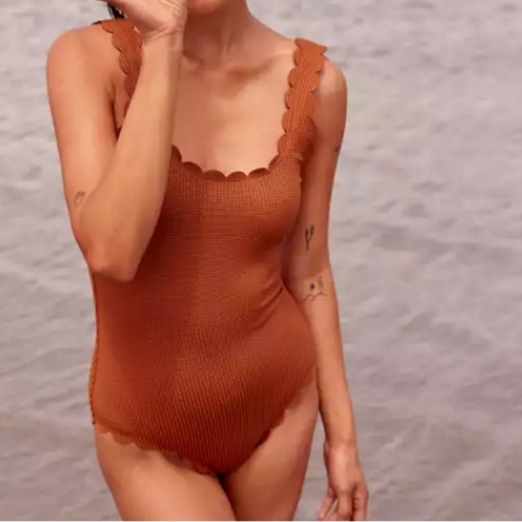 AERIE Scalloped One Piece Swimsuit - Picture 1 of 4
